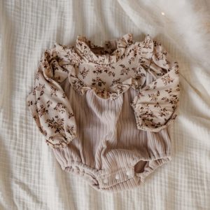 Schattige rib body met bloempatroon