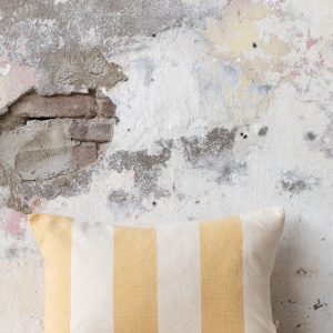 Gestreept organic cotton kussen – geel